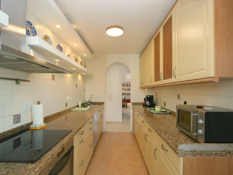Unique penthouse in the beautiful and sought after Andalusian-style urbanisation Puebla Lucia, in the heart of Fuengirola.