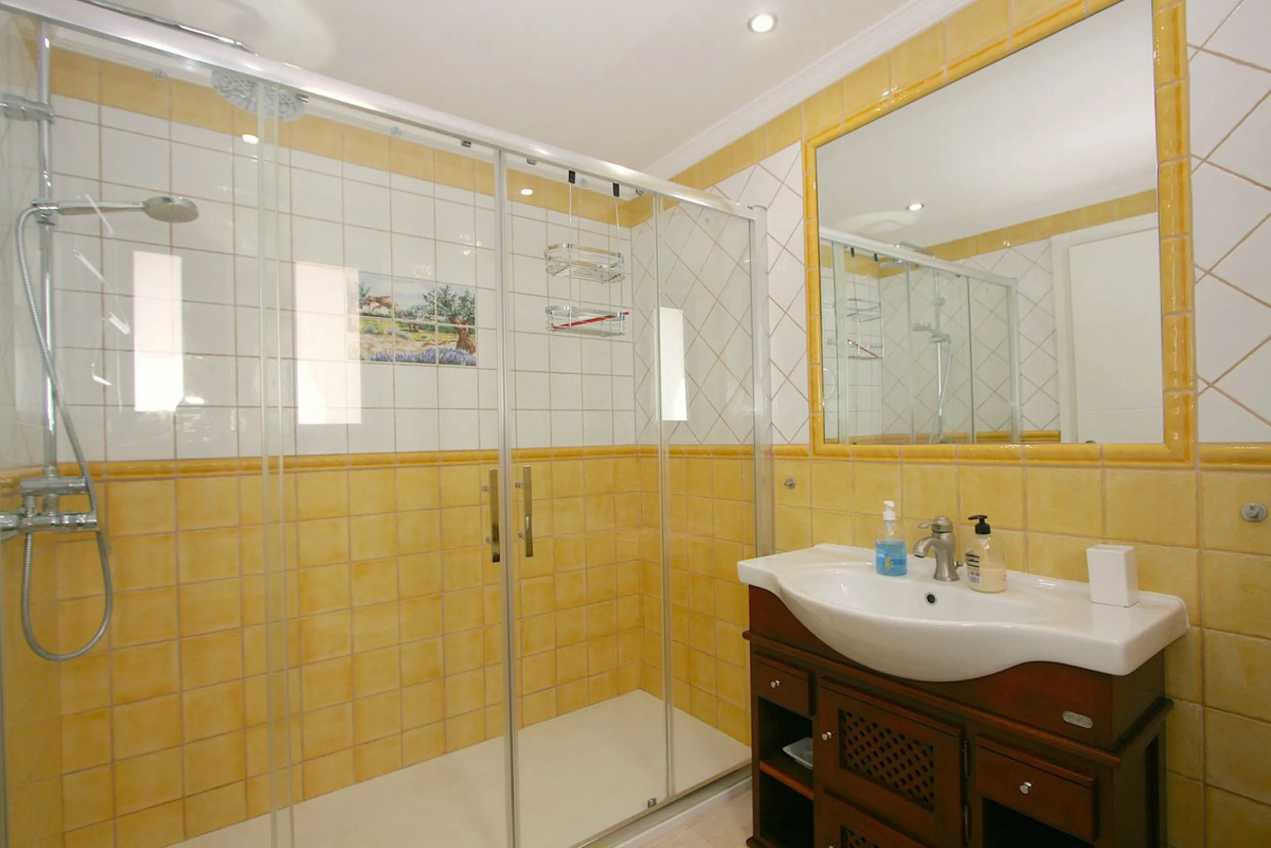 Unique penthouse in the beautiful and sought after Andalusian-style urbanisation Puebla Lucia, in the heart of Fuengirola.