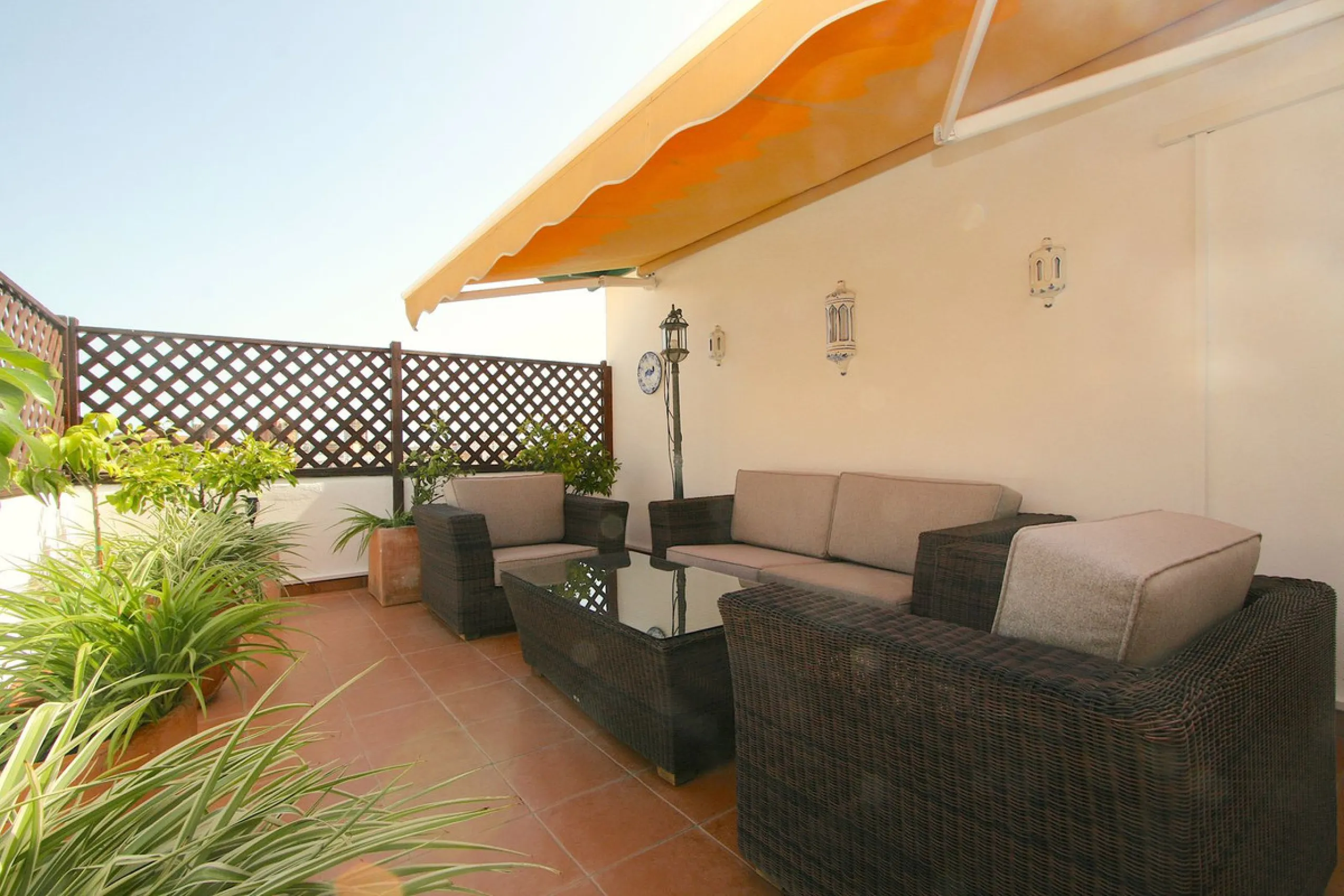 Unique penthouse in the beautiful and sought after Andalusian-style urbanisation Puebla Lucia, in the heart of Fuengirola.