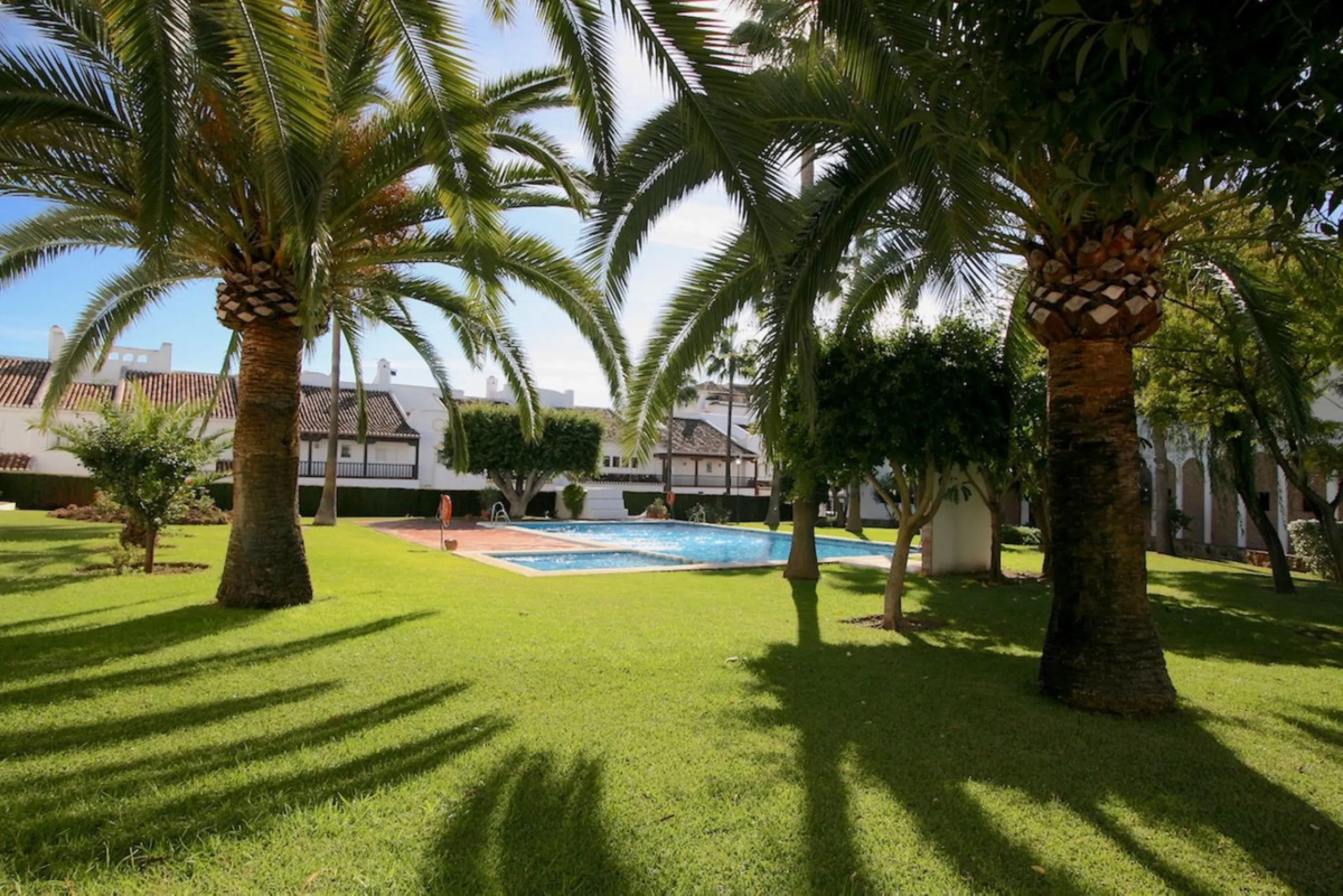 Unique penthouse in the beautiful and sought after Andalusian-style urbanisation Puebla Lucia, in the heart of Fuengirola.