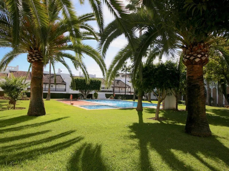 Unique penthouse in the beautiful and sought after Andalusian-style urbanisation Puebla Lucia, in the heart of Fuengirola.