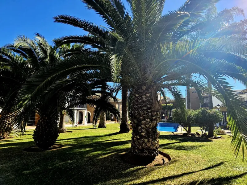 Unique penthouse in the beautiful and sought after Andalusian-style urbanisation Puebla Lucia, in the heart of Fuengirola.