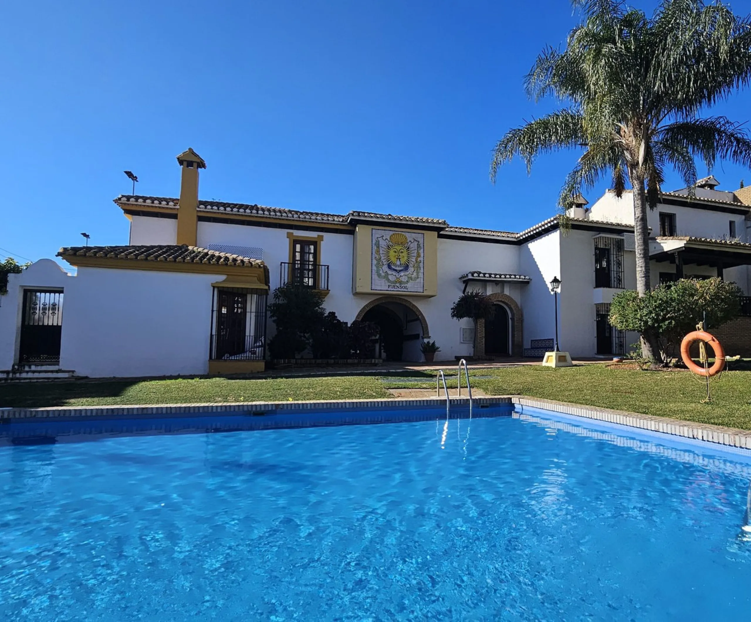 Unique penthouse in the beautiful and sought after Andalusian-style urbanisation Puebla Lucia, in the heart of Fuengirola.