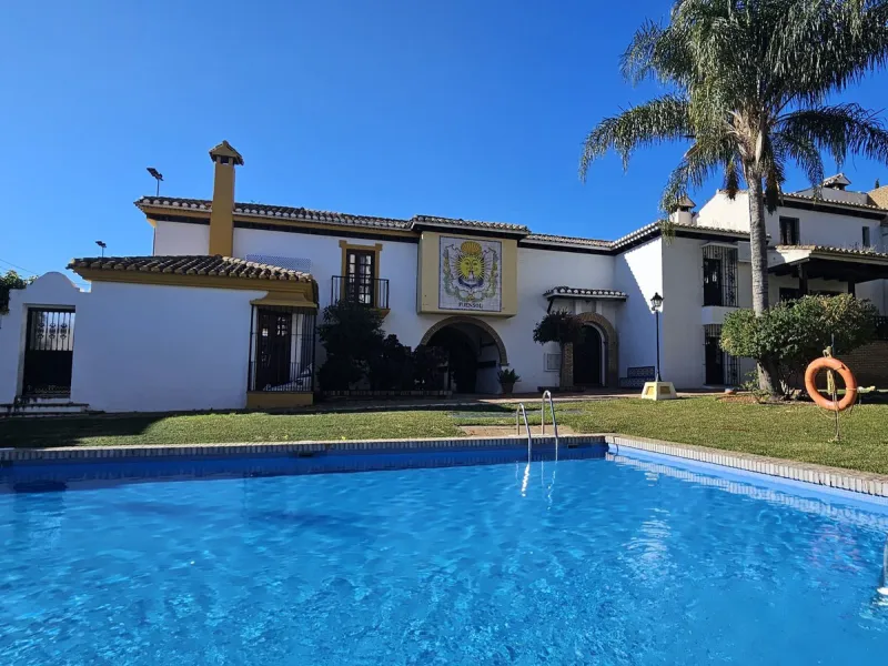 Unique penthouse in the beautiful and sought after Andalusian-style urbanisation Puebla Lucia, in the heart of Fuengirola.