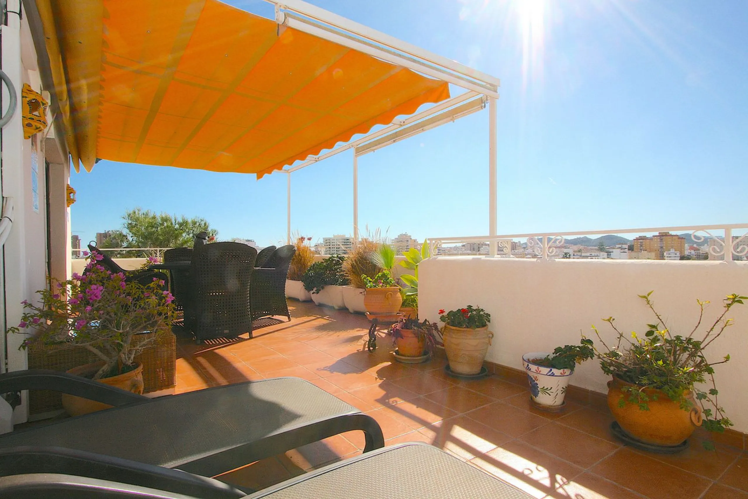Unique penthouse in the beautiful and sought after Andalusian-style urbanisation Puebla Lucia, in the heart of Fuengirola.