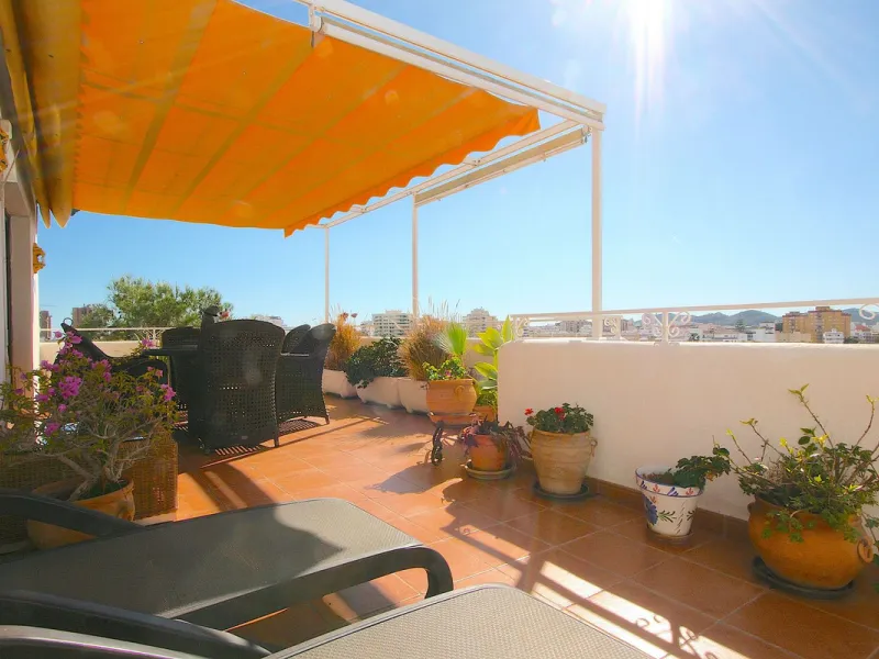 Unique penthouse in the beautiful and sought after Andalusian-style urbanisation Puebla Lucia, in the heart of Fuengirola.