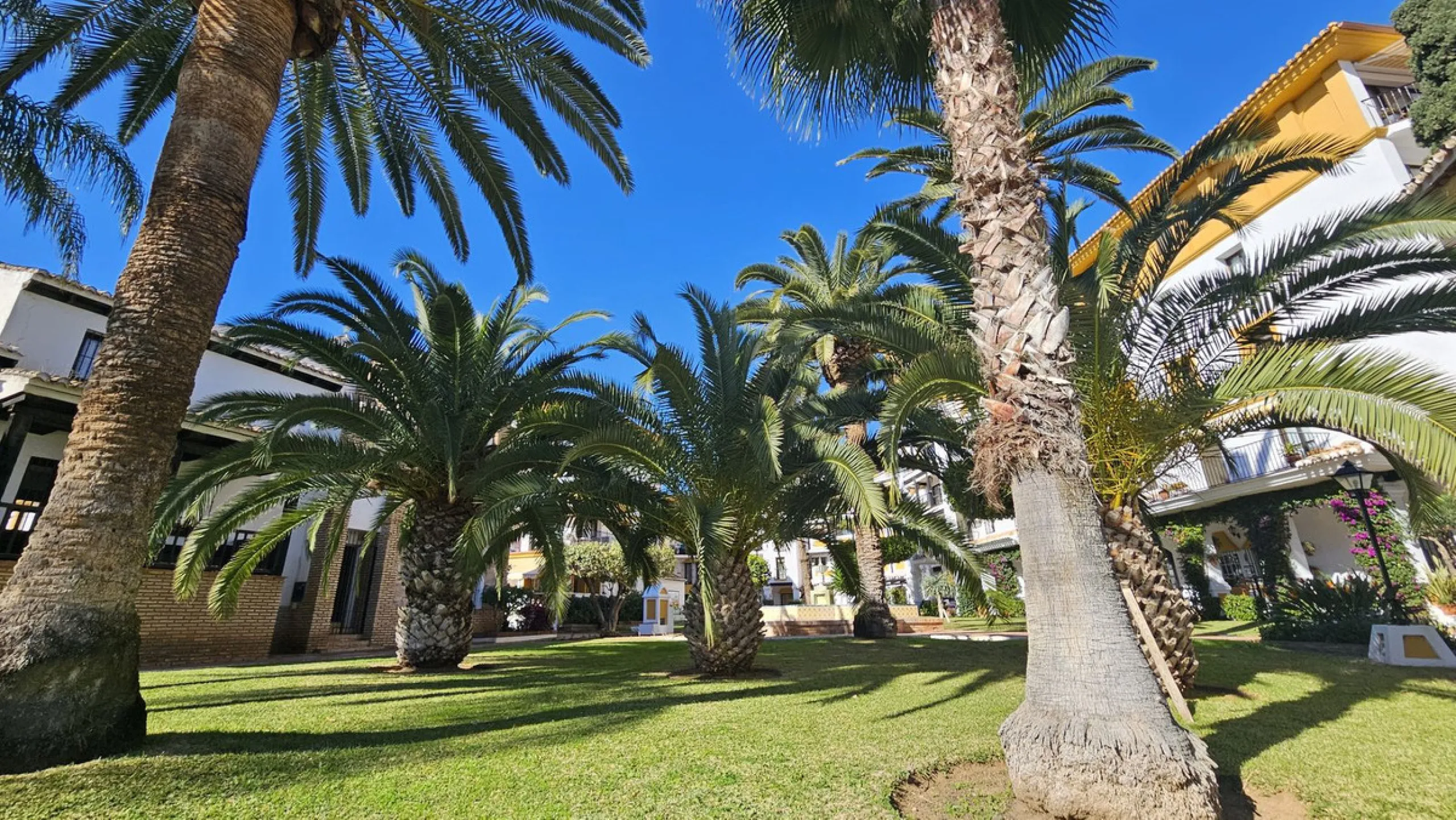 Unique penthouse in the beautiful and sought after Andalusian-style urbanisation Puebla Lucia, in the heart of Fuengirola.