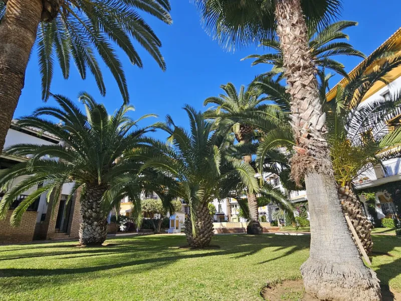 Unique penthouse in the beautiful and sought after Andalusian-style urbanisation Puebla Lucia, in the heart of Fuengirola.