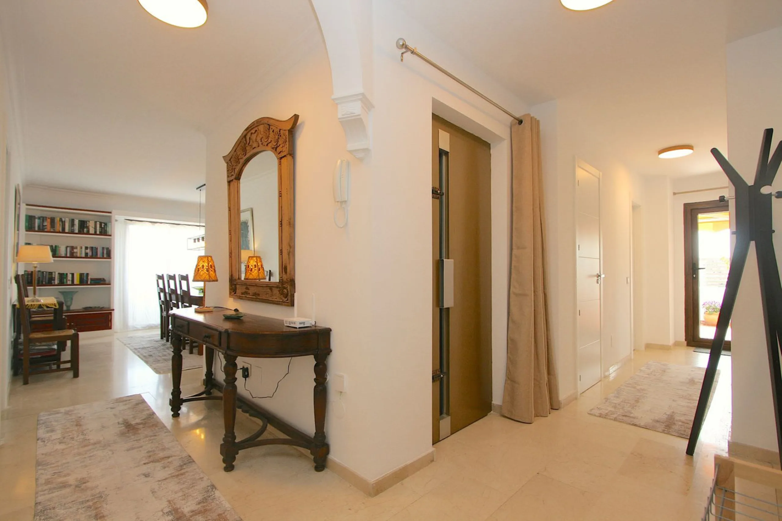 Unique penthouse in the beautiful and sought after Andalusian-style urbanisation Puebla Lucia, in the heart of Fuengirola.