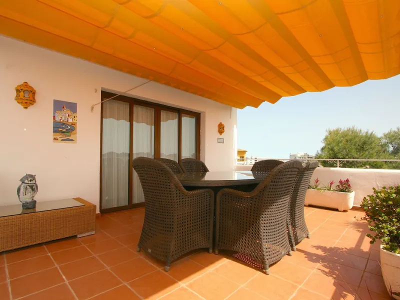 Unique penthouse in the beautiful and sought after Andalusian-style urbanisation Puebla Lucia, in the heart of Fuengirola.