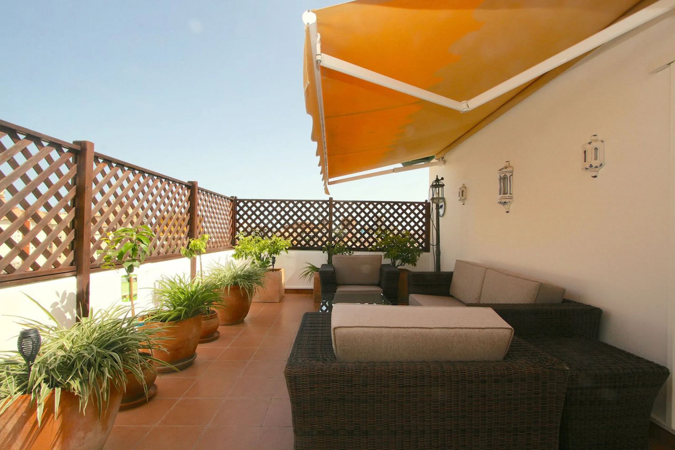 Unique penthouse in the beautiful and sought after Andalusian-style urbanisation Puebla Lucia, in the heart of Fuengirola.