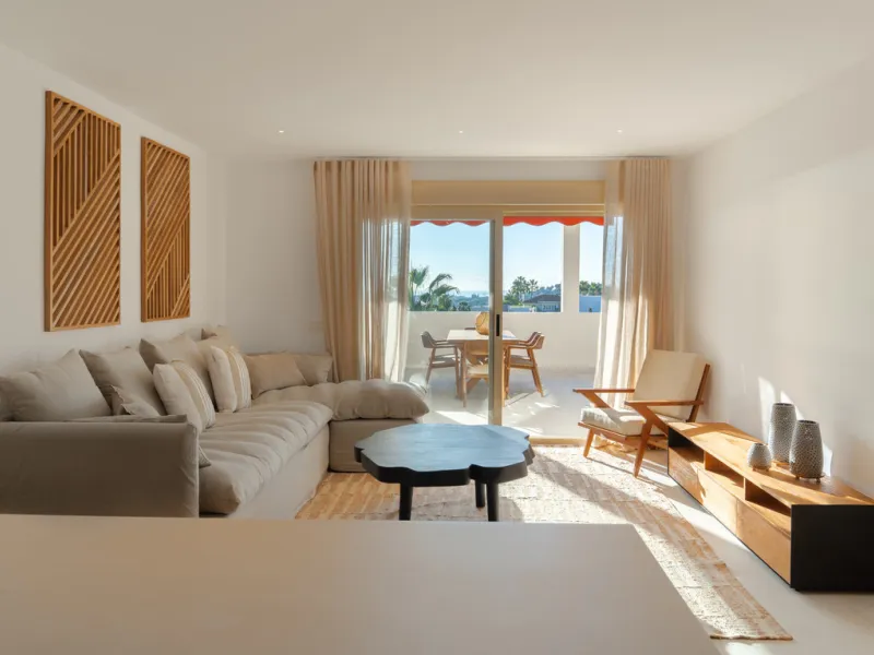 This stunning three-bedroom first floor apartment, located in the sought-after area of Nueva Andalucía, Marbella, offers an exceptional blend of etnic-Scandinavian, boho design, comfort, and elegance. Fully refurbished to an impeccable standard, the prope