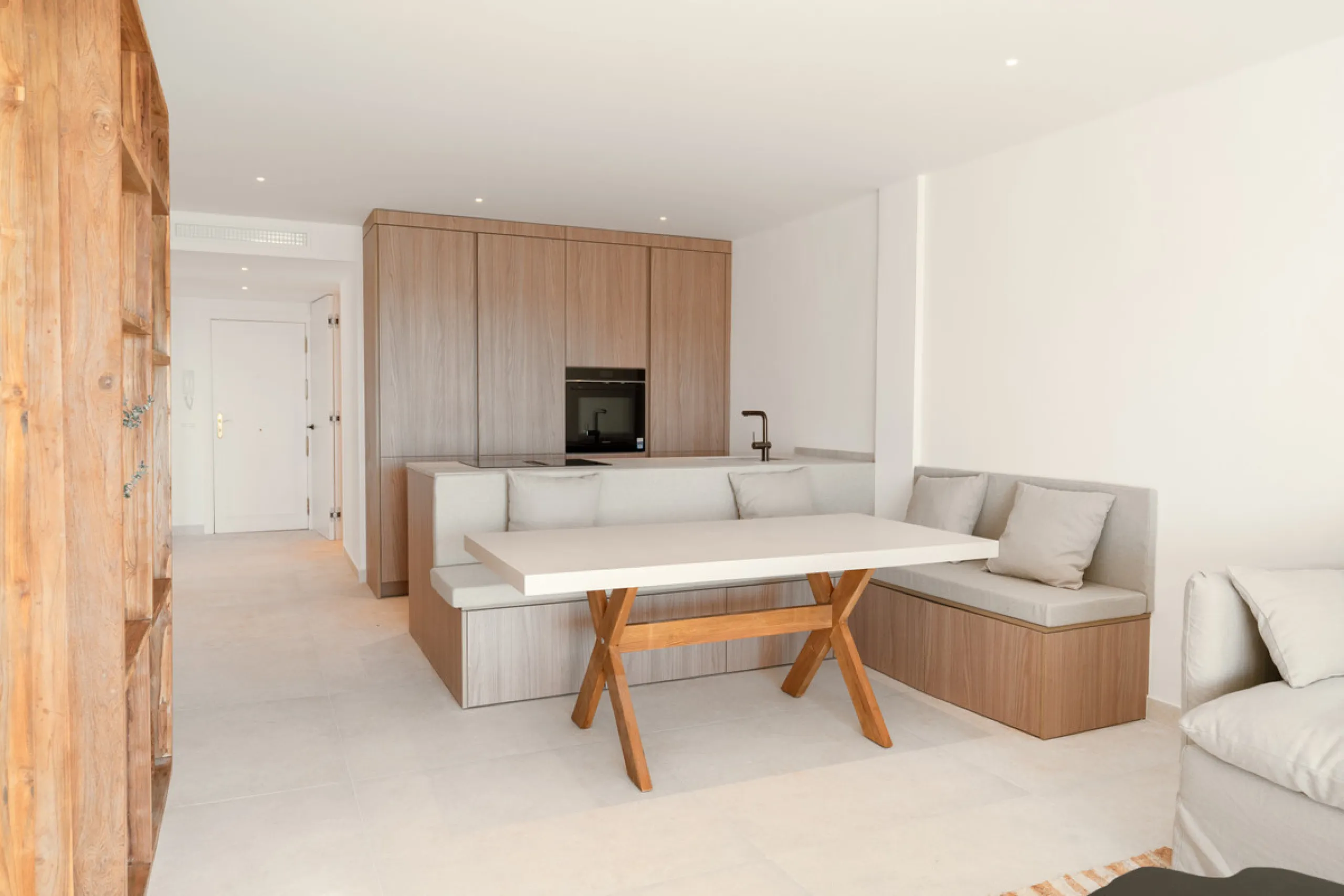 Apartment - Middle Floor Apartment в продаже в Marbella, Málaga. В доме 3 спален и 2 ванных комнат. Площадь дома 145 м²