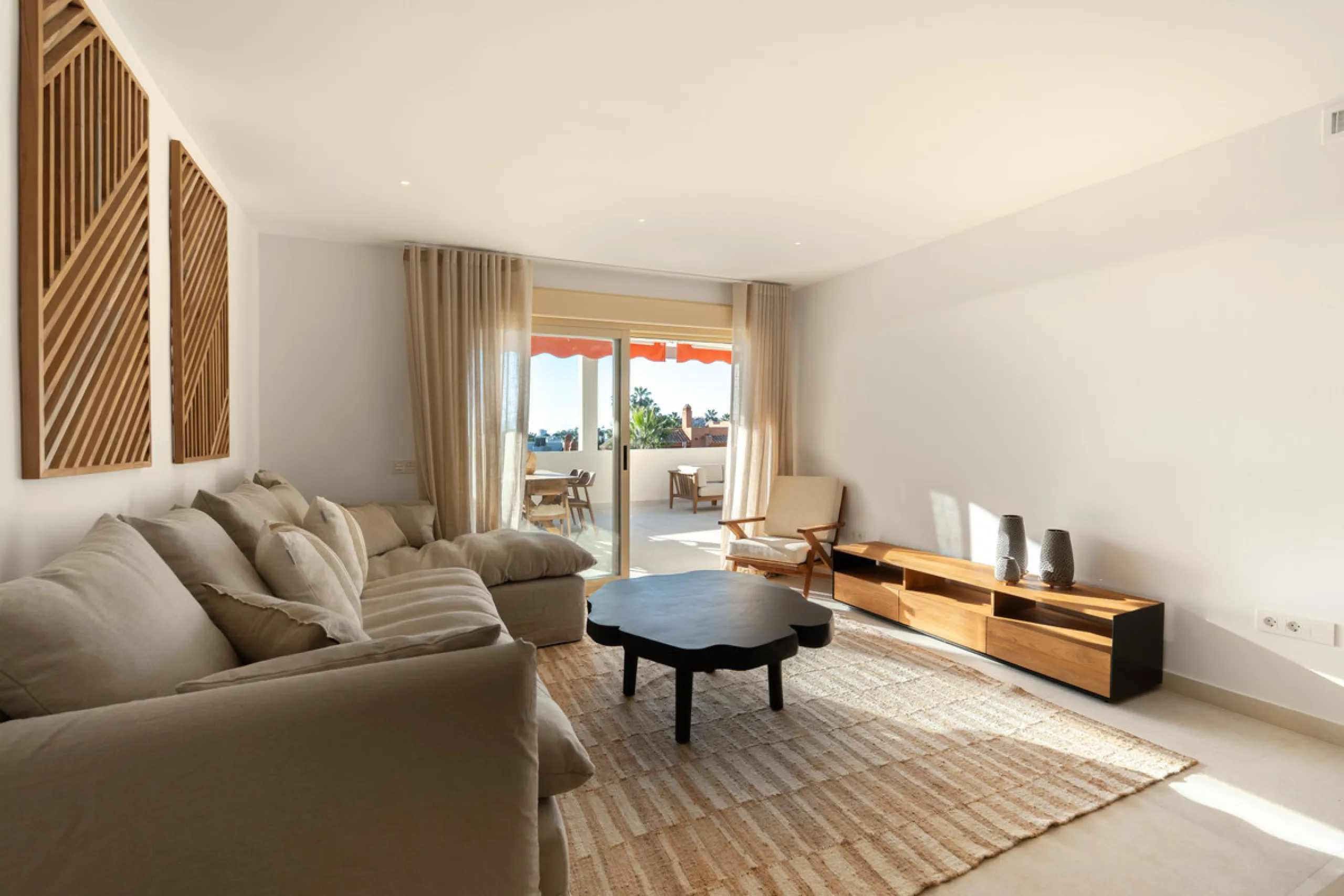 Apartment - Middle Floor Apartment в продаже в Marbella, Málaga. В доме 3 спален и 2 ванных комнат. Площадь дома 145 м²