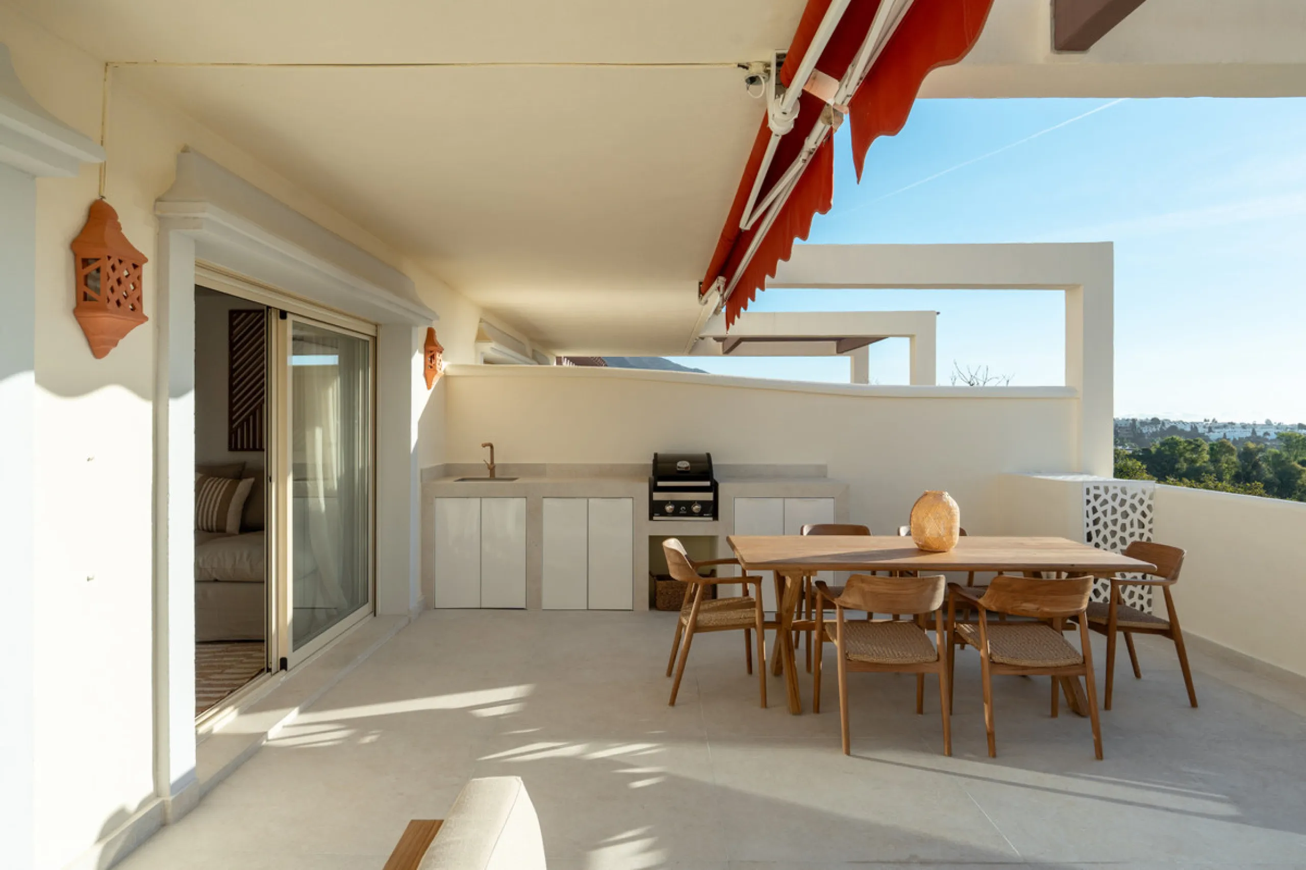 Apartment - Middle Floor Apartment в продаже в Marbella, Málaga. В доме 3 спален и 2 ванных комнат. Площадь дома 145 м²