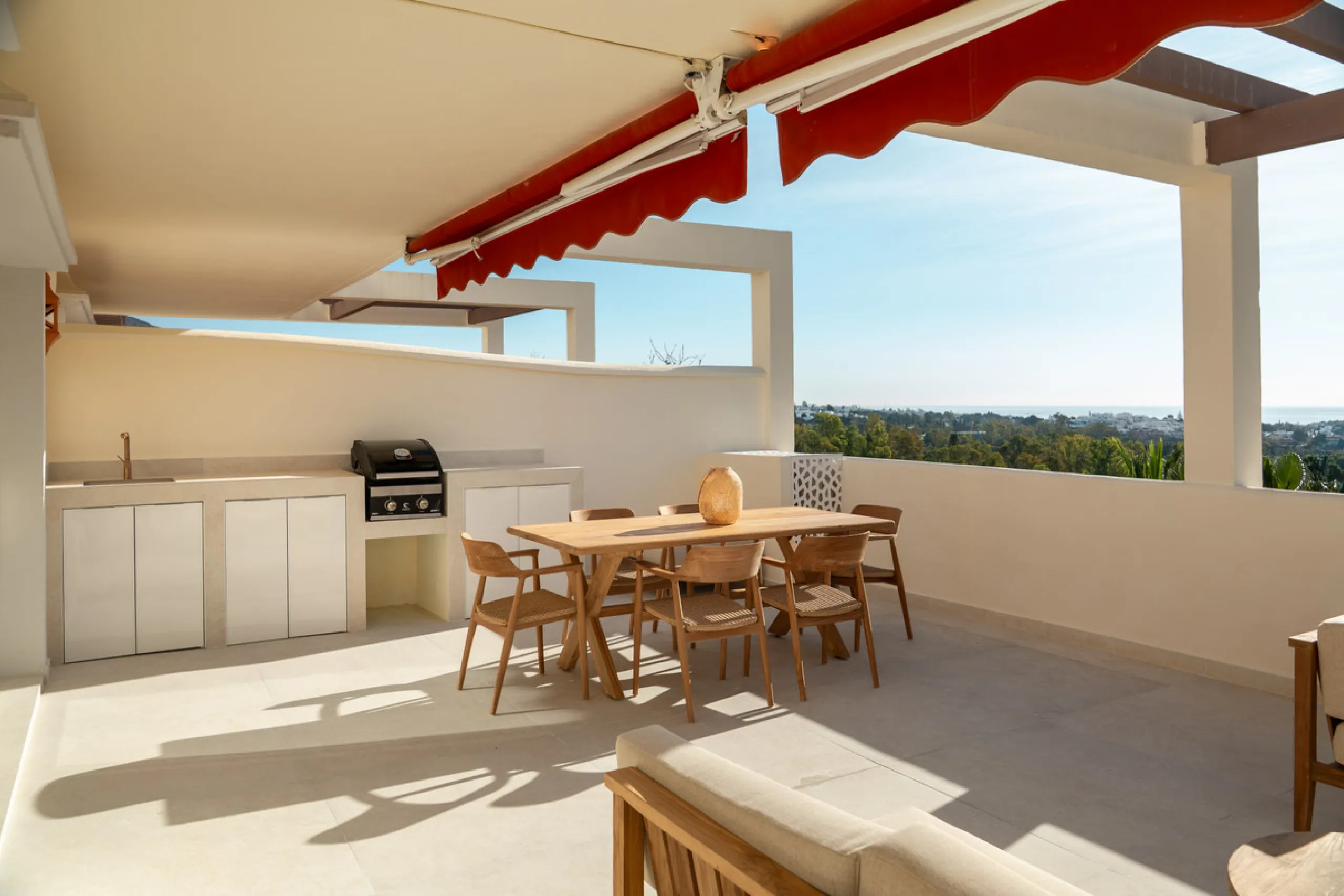 Apartment - Middle Floor Apartment в продаже в Marbella, Málaga. В доме 3 спален и 2 ванных комнат. Площадь дома 145 м²