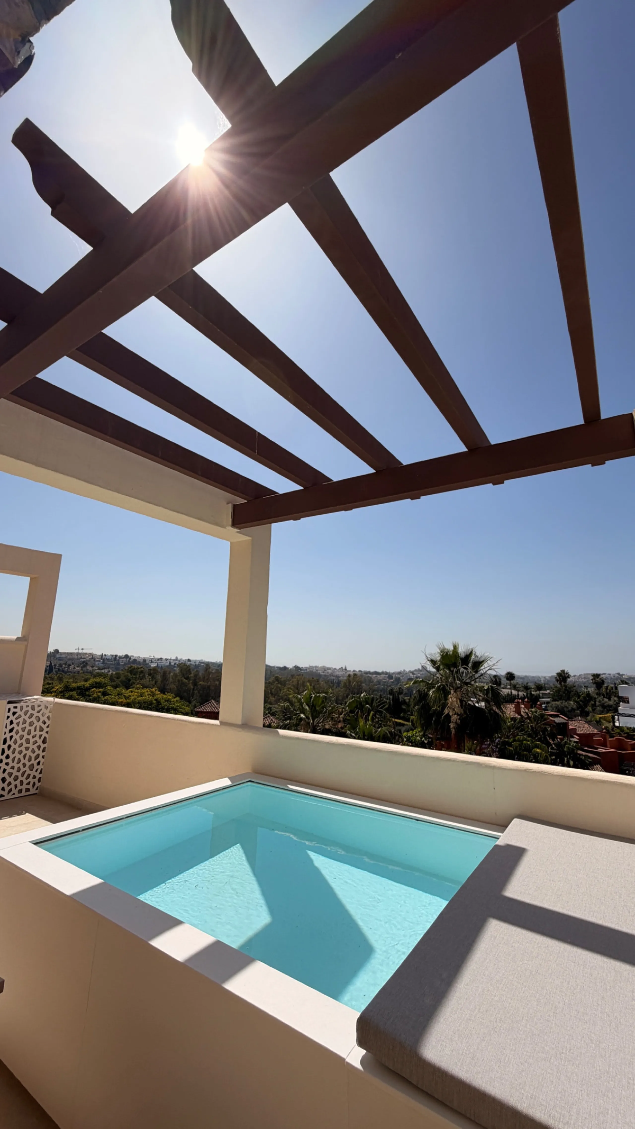 Apartment - Middle Floor Apartment в продаже в Marbella, Málaga. В доме 3 спален и 2 ванных комнат. Площадь дома 145 м²