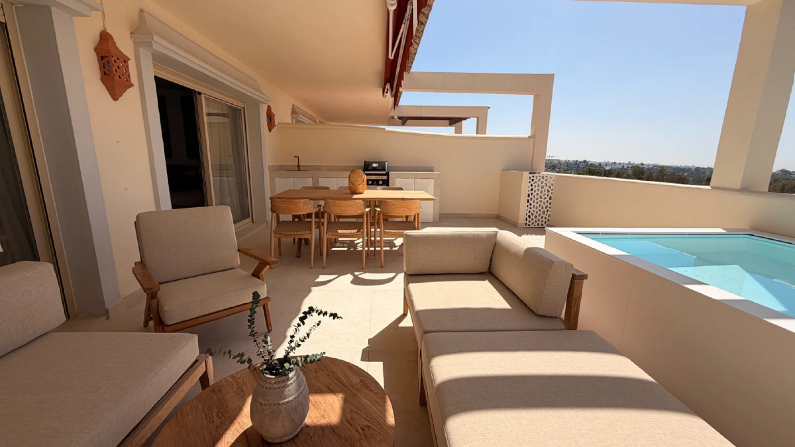 Apartment - Middle Floor Apartment в продаже в Marbella, Málaga. В доме 3 спален и 2 ванных комнат. Площадь дома 145 м²