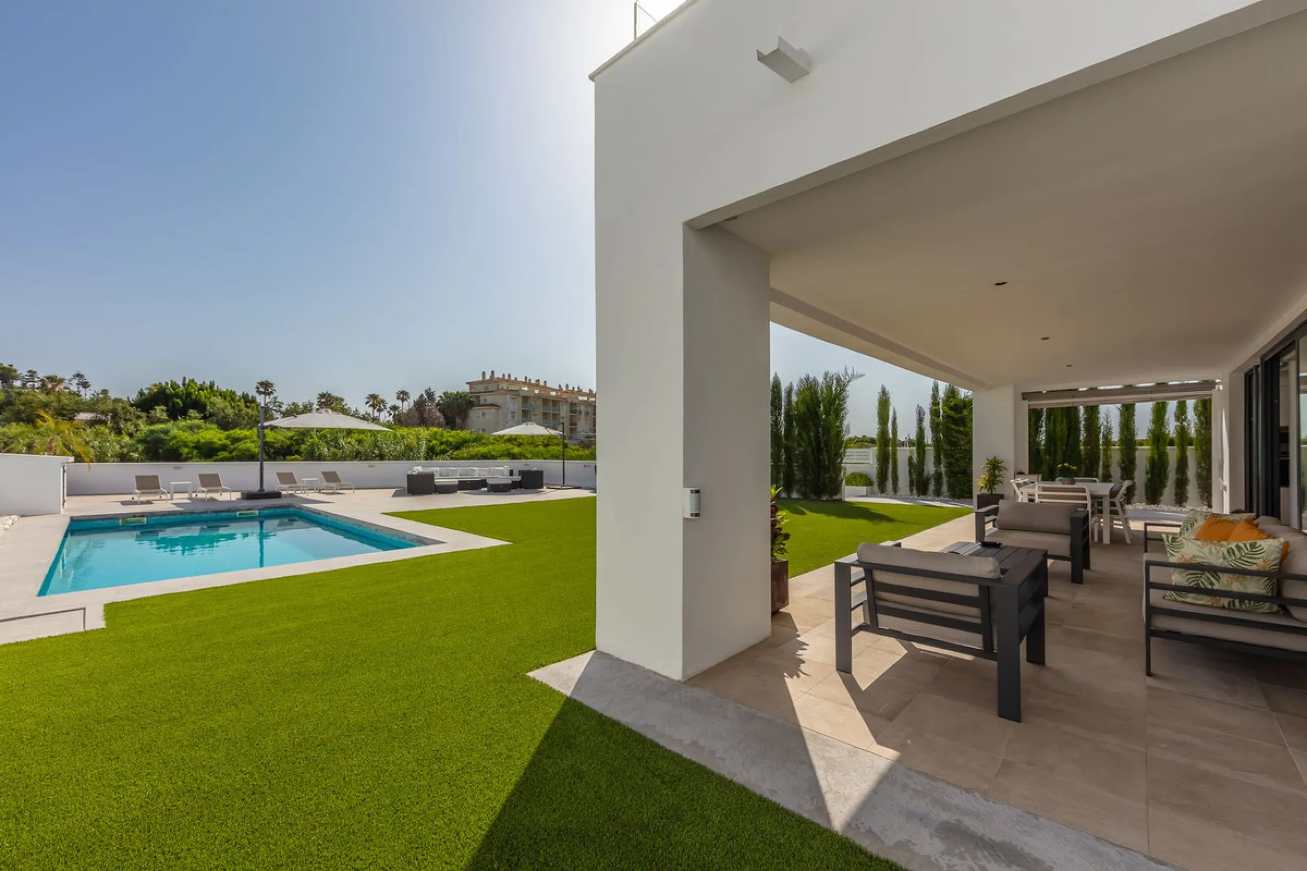 House - Detached Villa в продаже в Manilva, Málaga. В доме 4 спален и 4 ванных комнат. Площадь дома 231 м². Площадь участка 782 м²