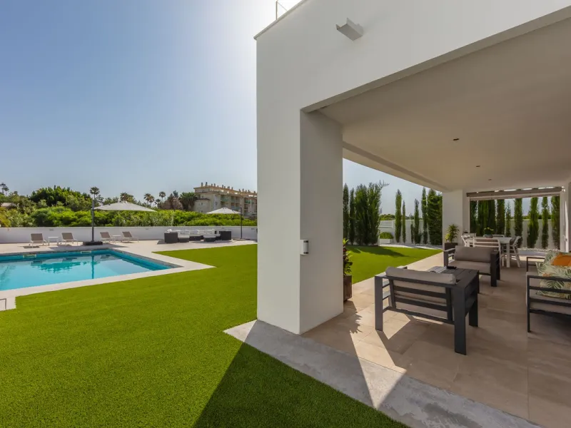 Magnificent contemporary-style villa, recently built using high-quality materials, offering beautiful and relaxing views of the sea and green areas. Presented in impeccable condition and exceptionally well located in a quiet residential area, with superma