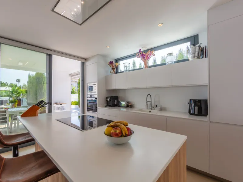 House - Detached Villa в продаже в Manilva, Málaga. В доме 4 спален и 4 ванных комнат. Площадь дома 231 м². Площадь участка 782 м²