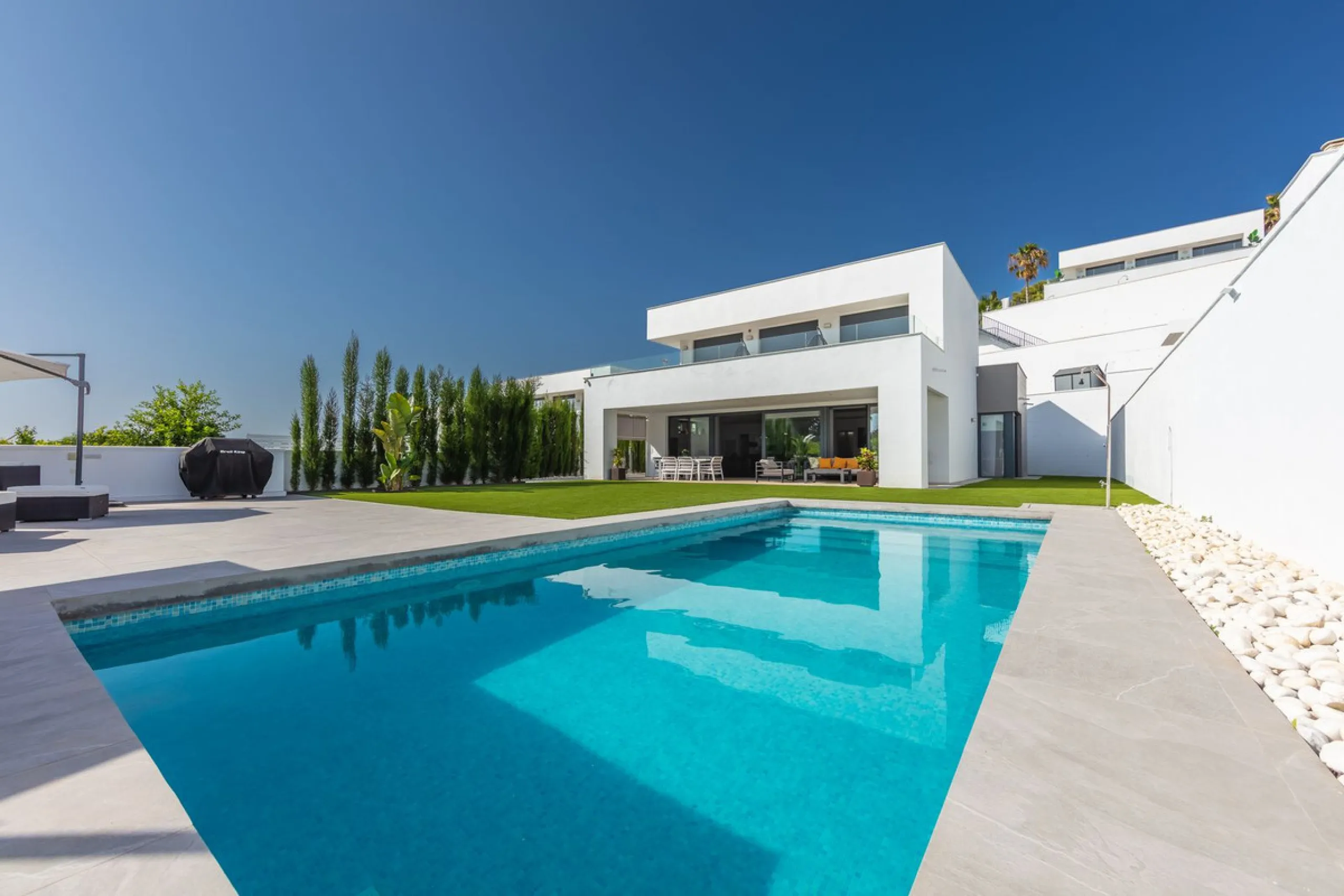 House - Detached Villa в продаже в Manilva, Málaga. В доме 4 спален и 4 ванных комнат. Площадь дома 231 м². Площадь участка 782 м²