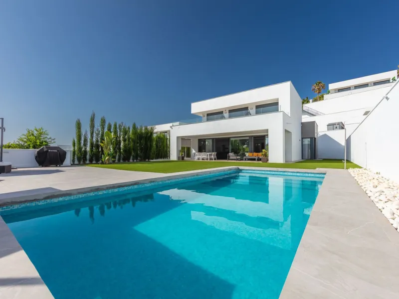 House - Detached Villa в продаже в Manilva, Málaga. В доме 4 спален и 4 ванных комнат. Площадь дома 231 м². Площадь участка 782 м²