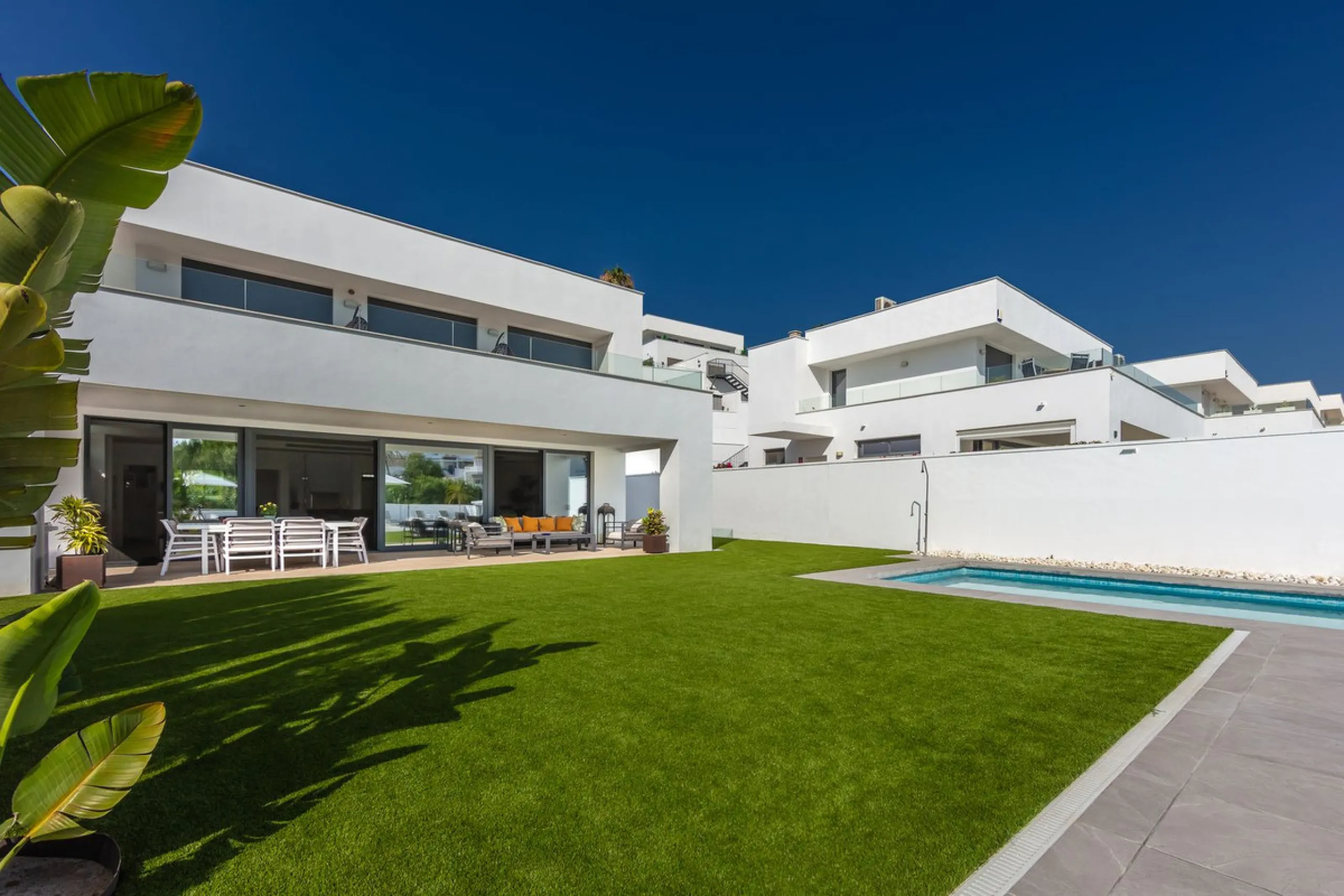 House - Detached Villa в продаже в Manilva, Málaga. В доме 4 спален и 4 ванных комнат. Площадь дома 231 м². Площадь участка 782 м²