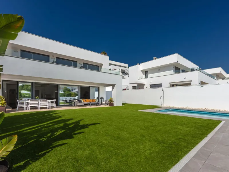 House - Detached Villa в продаже в Manilva, Málaga. В доме 4 спален и 4 ванных комнат. Площадь дома 231 м². Площадь участка 782 м²