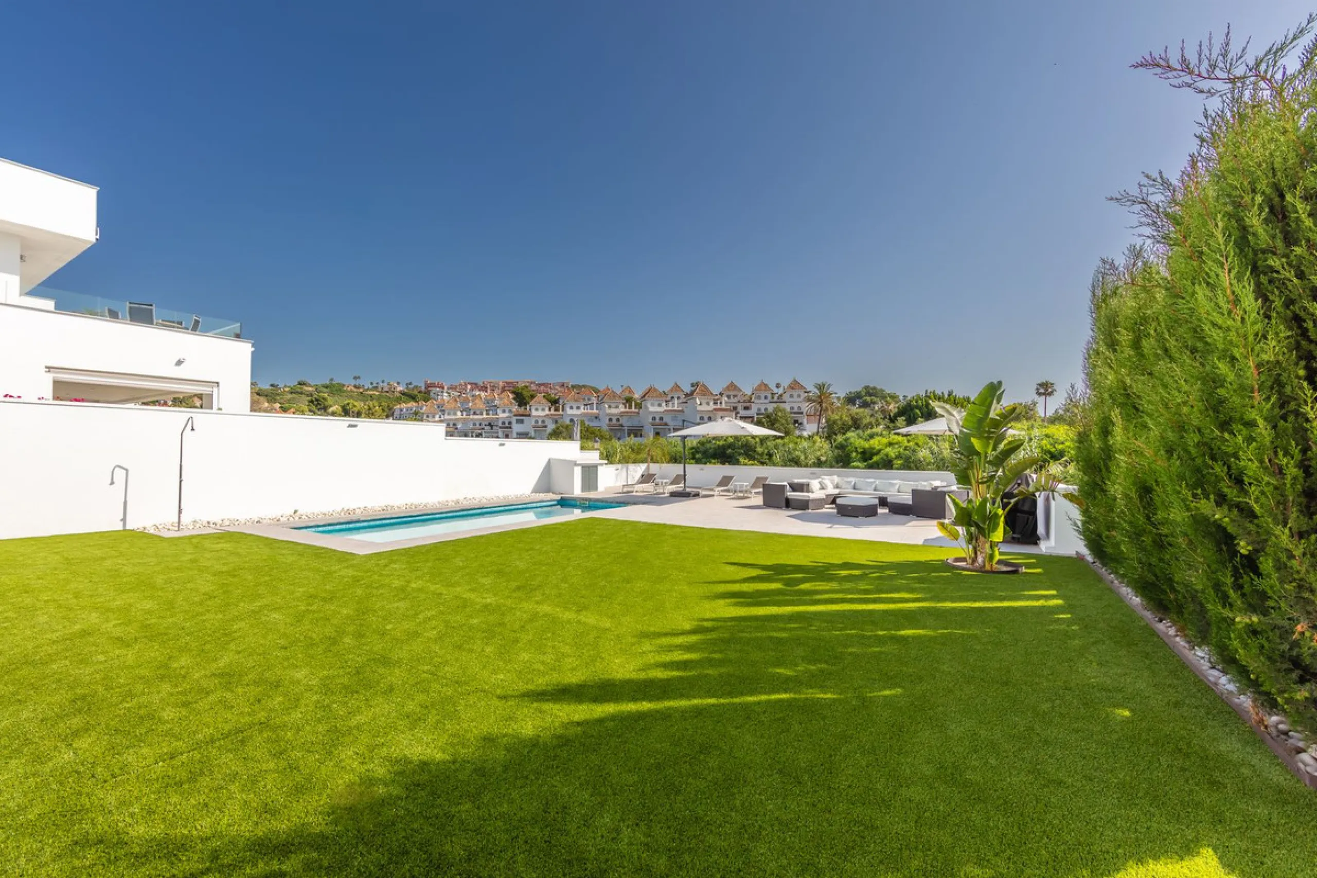 House - Detached Villa в продаже в Manilva, Málaga. В доме 4 спален и 4 ванных комнат. Площадь дома 231 м². Площадь участка 782 м²