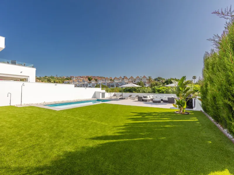 House - Detached Villa в продаже в Manilva, Málaga. В доме 4 спален и 4 ванных комнат. Площадь дома 231 м². Площадь участка 782 м²