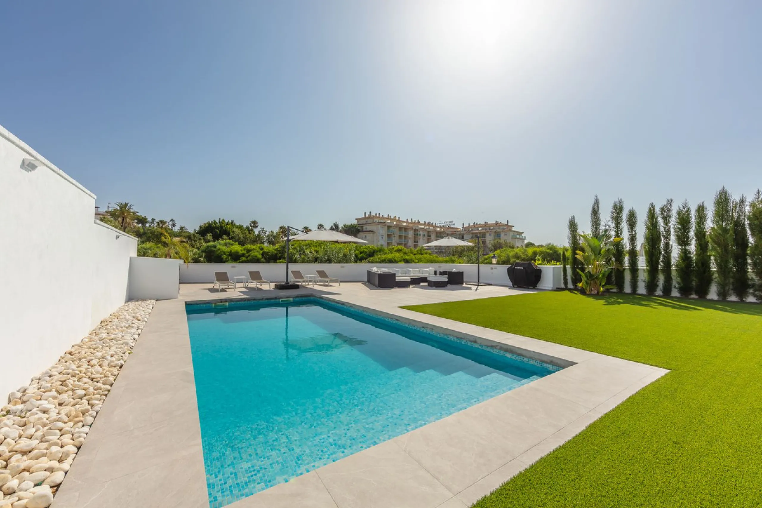 House - Detached Villa в продаже в Manilva, Málaga. В доме 4 спален и 4 ванных комнат. Площадь дома 231 м². Площадь участка 782 м²