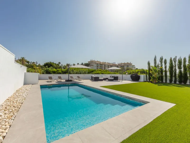 House - Detached Villa в продаже в Manilva, Málaga. В доме 4 спален и 4 ванных комнат. Площадь дома 231 м². Площадь участка 782 м²