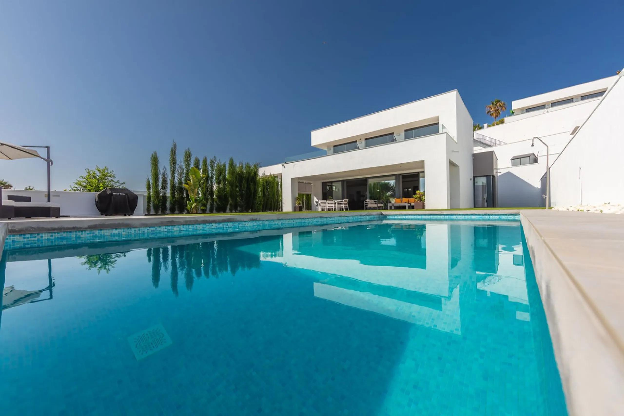 House - Detached Villa в продаже в Manilva, Málaga. В доме 4 спален и 4 ванных комнат. Площадь дома 231 м². Площадь участка 782 м²
