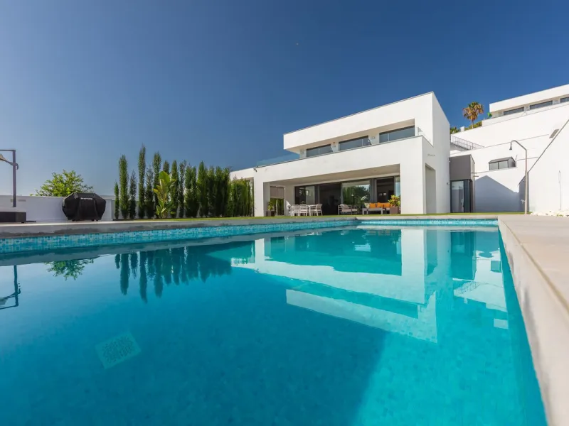 House - Detached Villa в продаже в Manilva, Málaga. В доме 4 спален и 4 ванных комнат. Площадь дома 231 м². Площадь участка 782 м²