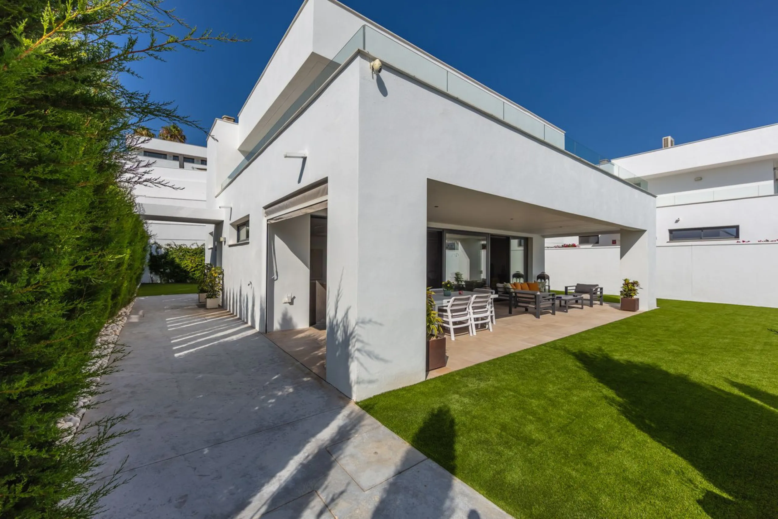 House - Detached Villa в продаже в Manilva, Málaga. В доме 4 спален и 4 ванных комнат. Площадь дома 231 м². Площадь участка 782 м²