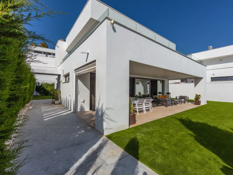 House - Detached Villa в продаже в Manilva, Málaga. В доме 4 спален и 4 ванных комнат. Площадь дома 231 м². Площадь участка 782 м²