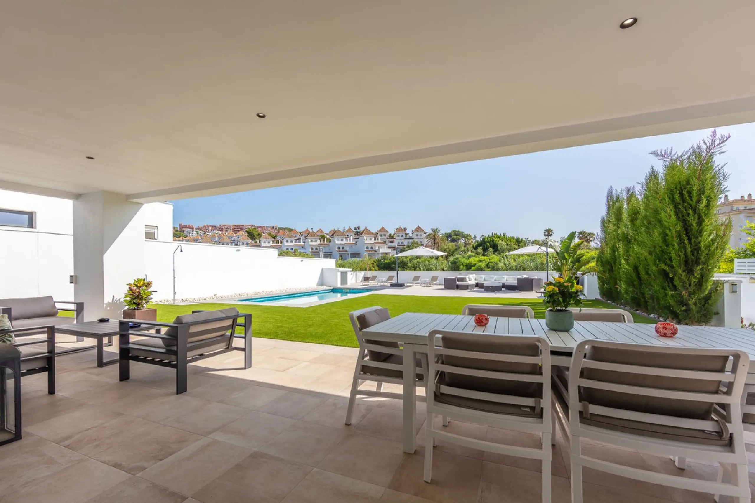 House - Detached Villa в продаже в Manilva, Málaga. В доме 4 спален и 4 ванных комнат. Площадь дома 231 м². Площадь участка 782 м²