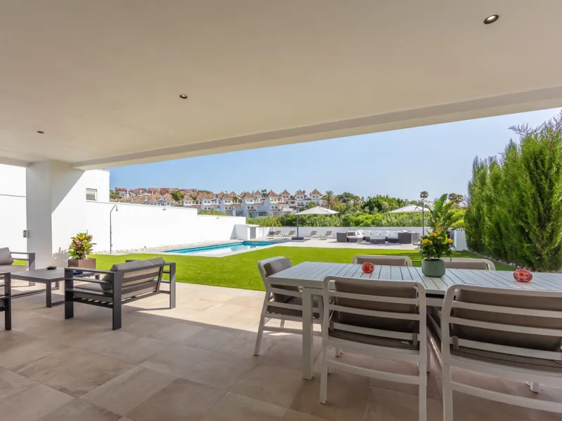 House - Detached Villa в продаже в Manilva, Málaga. В доме 4 спален и 4 ванных комнат. Площадь дома 231 м². Площадь участка 782 м²