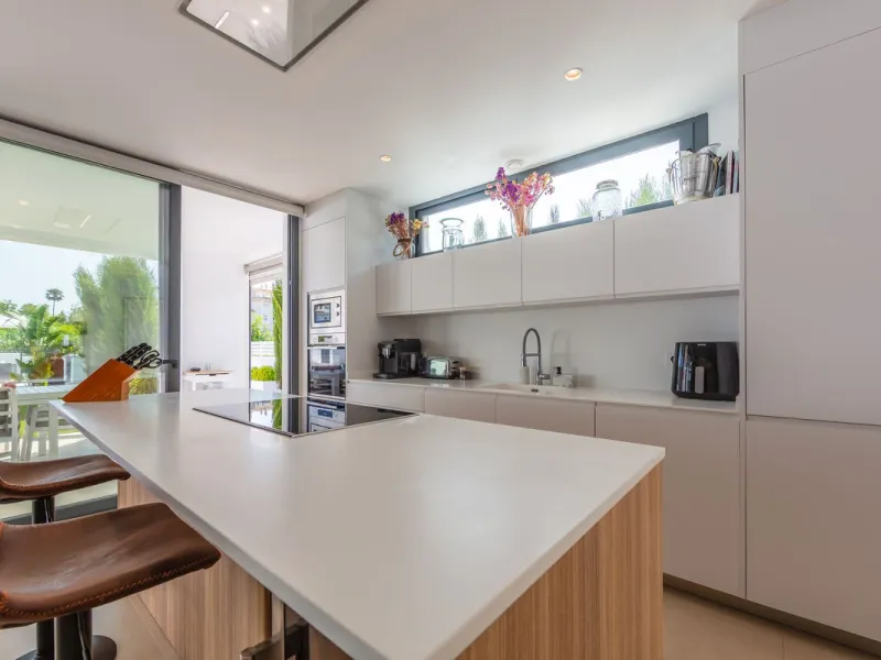 House - Detached Villa в продаже в Manilva, Málaga. В доме 4 спален и 4 ванных комнат. Площадь дома 231 м². Площадь участка 782 м²