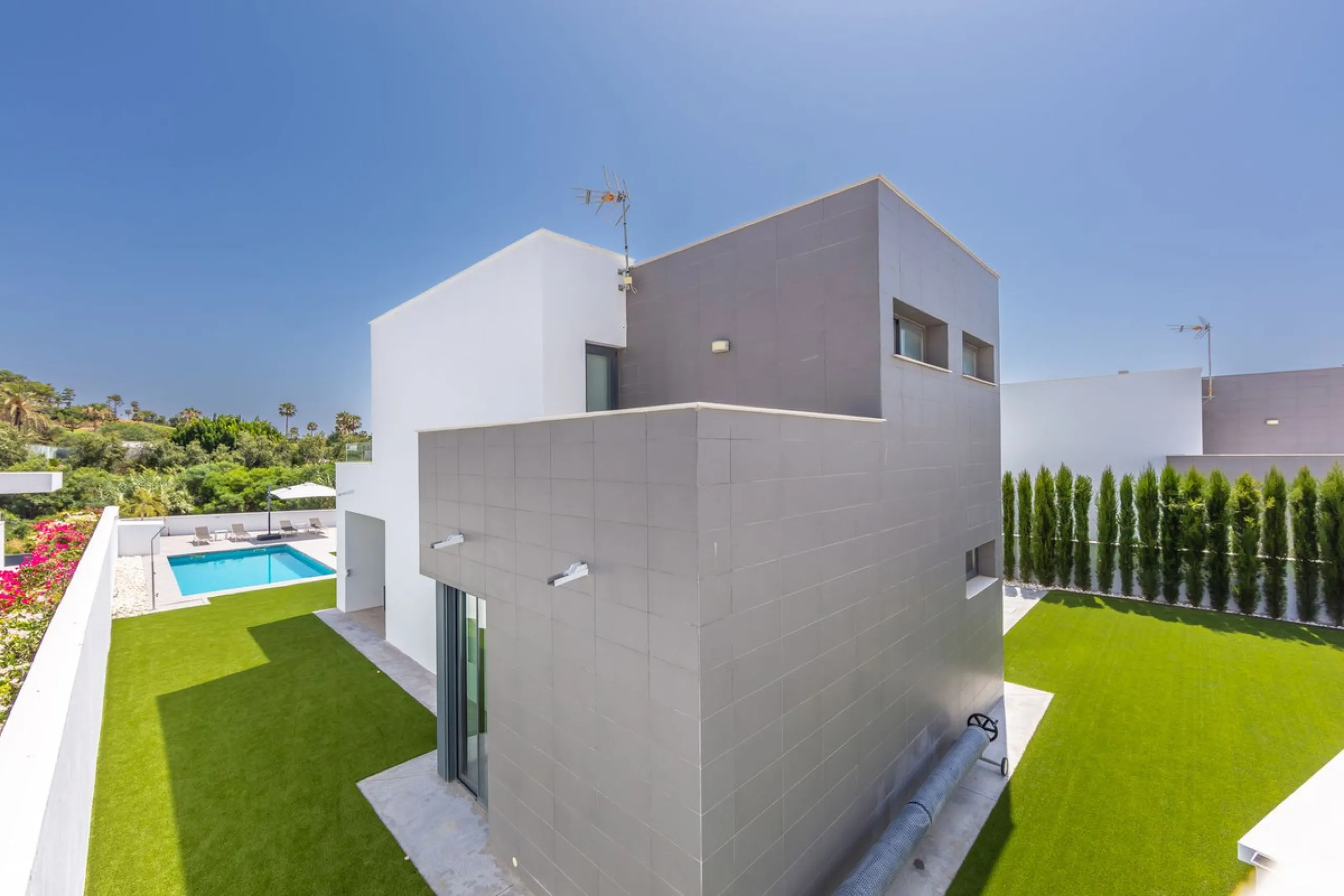 House - Detached Villa в продаже в Manilva, Málaga. В доме 4 спален и 4 ванных комнат. Площадь дома 231 м². Площадь участка 782 м²