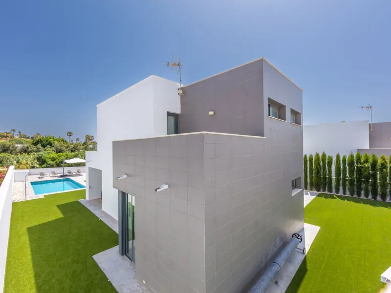 House - Detached Villa в продаже в Manilva, Málaga. В доме 4 спален и 4 ванных комнат. Площадь дома 231 м². Площадь участка 782 м²