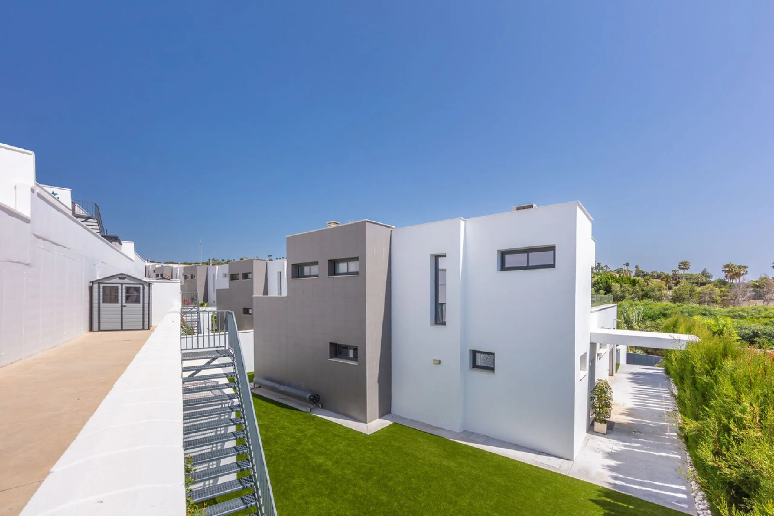 House - Detached Villa в продаже в Manilva, Málaga. В доме 4 спален и 4 ванных комнат. Площадь дома 231 м². Площадь участка 782 м²