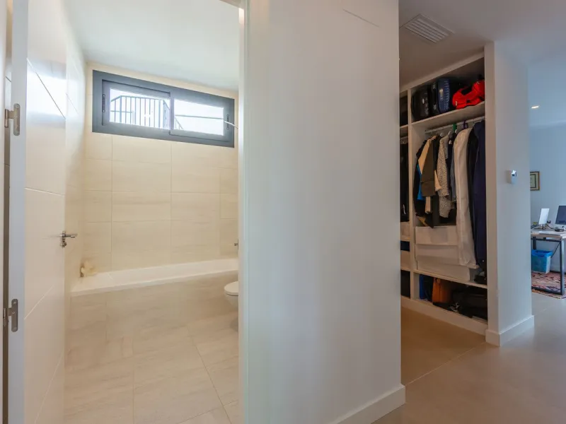 House - Detached Villa в продаже в Manilva, Málaga. В доме 4 спален и 4 ванных комнат. Площадь дома 231 м². Площадь участка 782 м²