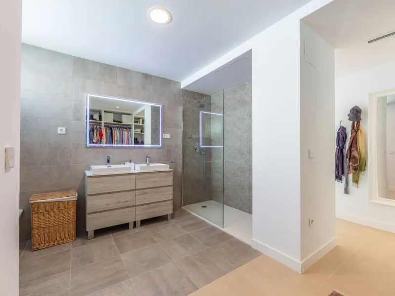 House - Detached Villa в продаже в Manilva, Málaga. В доме 4 спален и 4 ванных комнат. Площадь дома 231 м². Площадь участка 782 м²