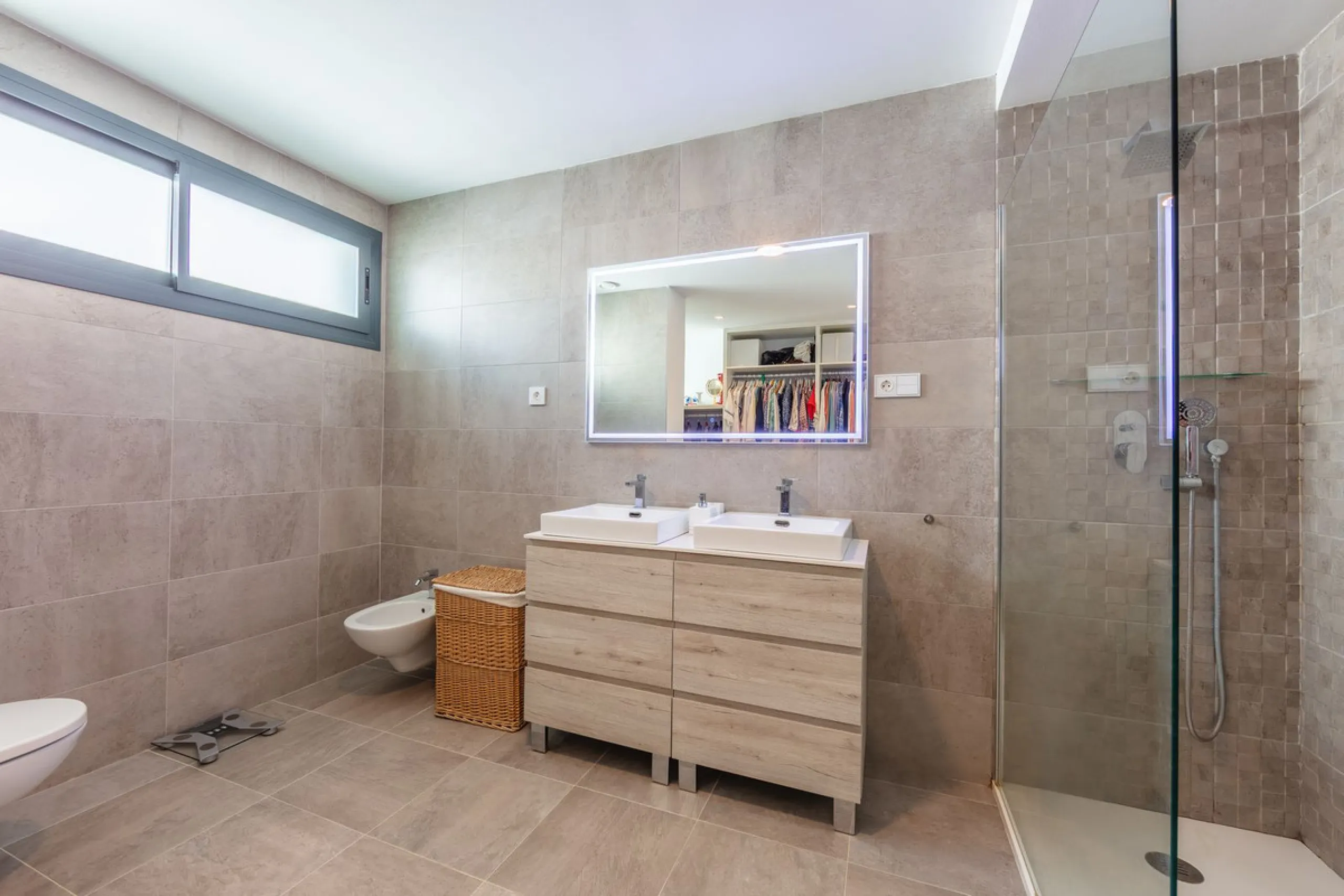 House - Detached Villa в продаже в Manilva, Málaga. В доме 4 спален и 4 ванных комнат. Площадь дома 231 м². Площадь участка 782 м²