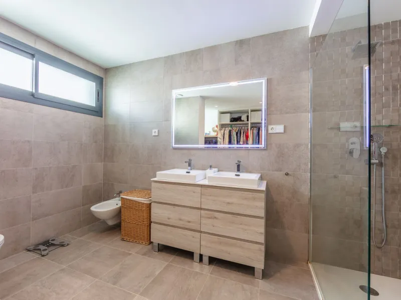 House - Detached Villa в продаже в Manilva, Málaga. В доме 4 спален и 4 ванных комнат. Площадь дома 231 м². Площадь участка 782 м²