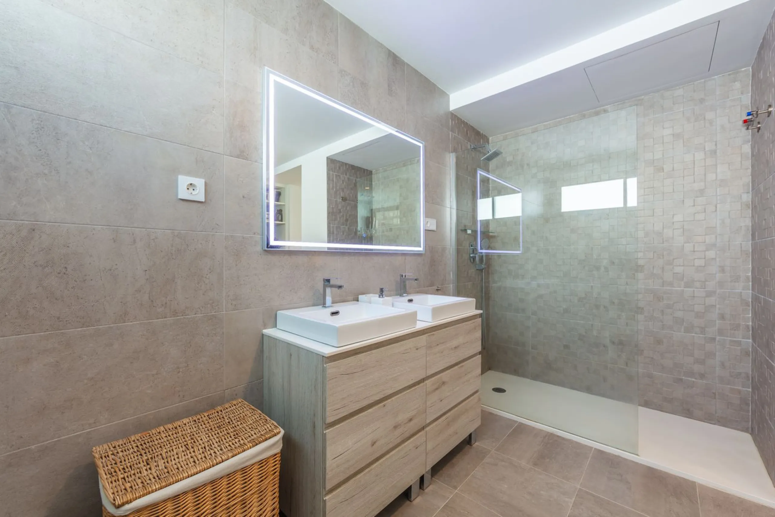 House - Detached Villa в продаже в Manilva, Málaga. В доме 4 спален и 4 ванных комнат. Площадь дома 231 м². Площадь участка 782 м²