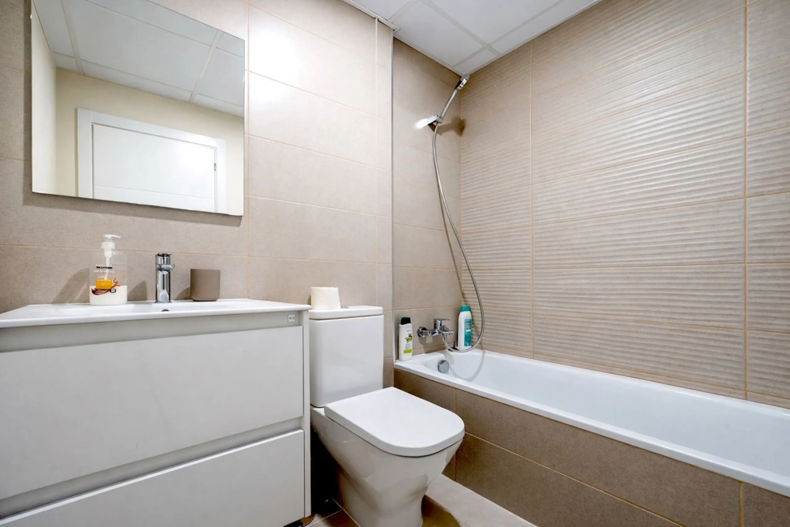 Apartment - Ground Floor Apartment в продаже в Estepona, Málaga. В доме 2 спален и 2 ванных комнат. Площадь дома 84 м²