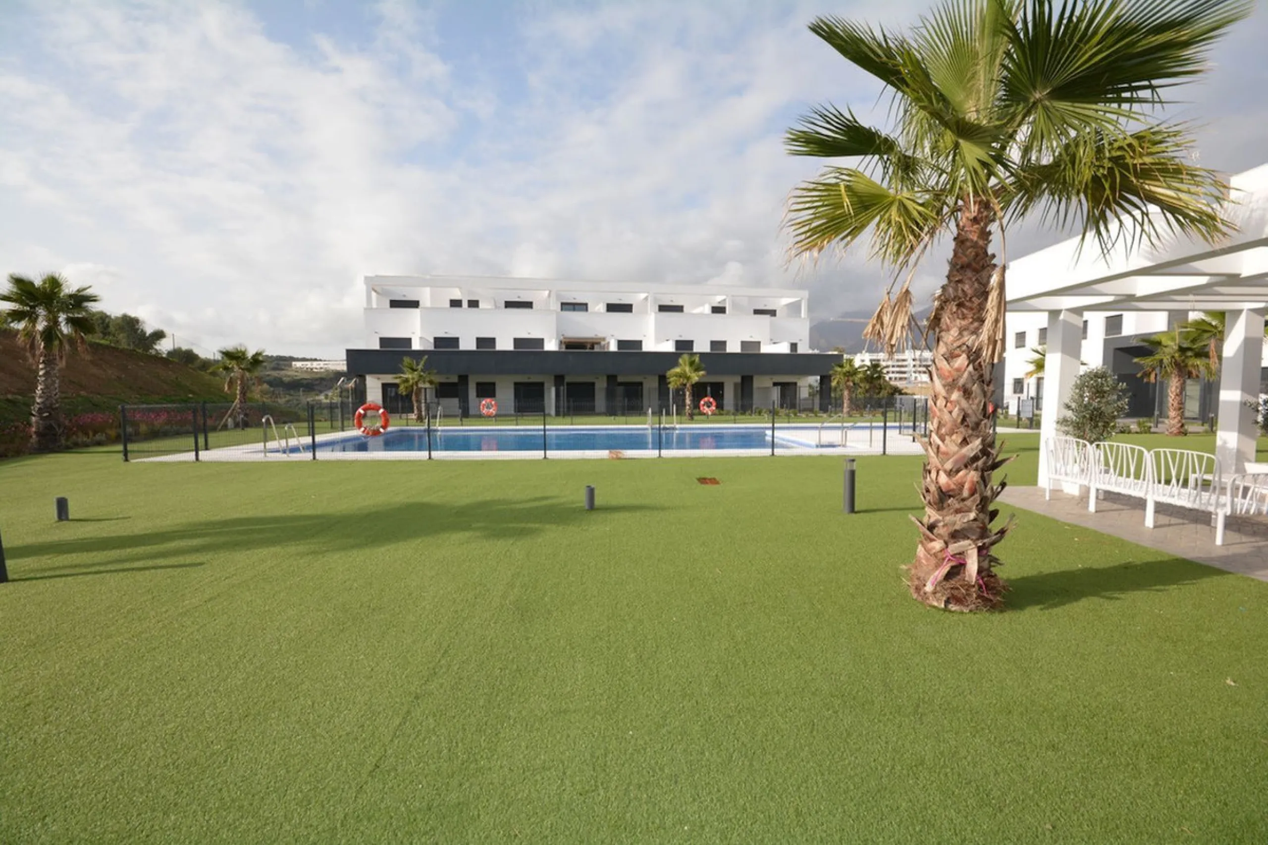 Apartment - Ground Floor Apartment в продаже в Estepona, Málaga. В доме 2 спален и 2 ванных комнат. Площадь дома 84 м²